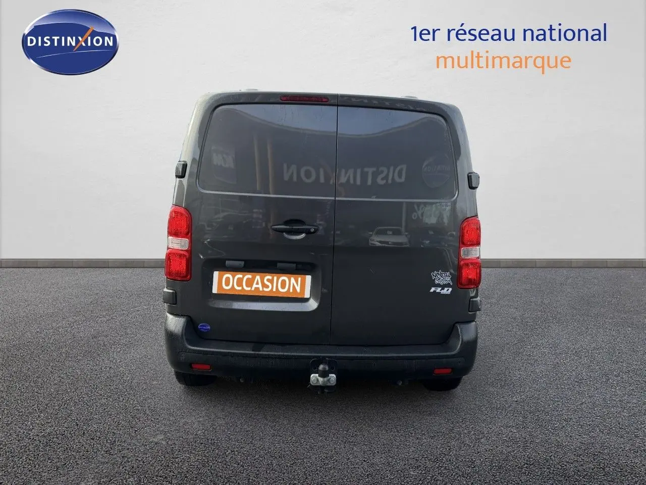 Vue arrière d'un Opel Vivaro gris titane métal de 2020 avec porte double et attelage visible.