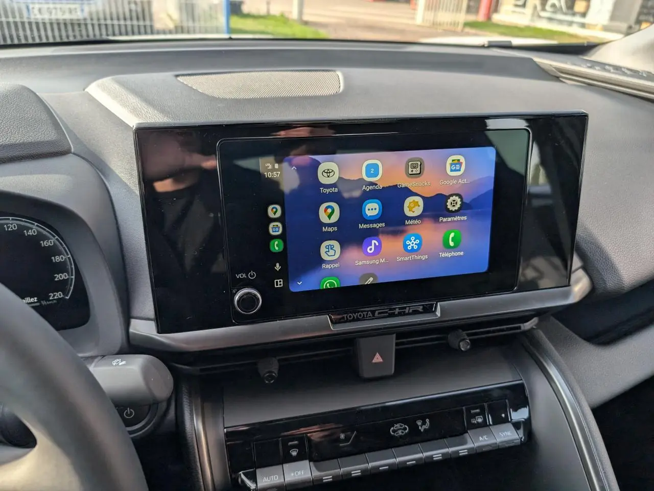 Vue rapprochée de l’écran tactile central du Toyota C-HR 2024 avec interface connectée et tableau de bord noir.