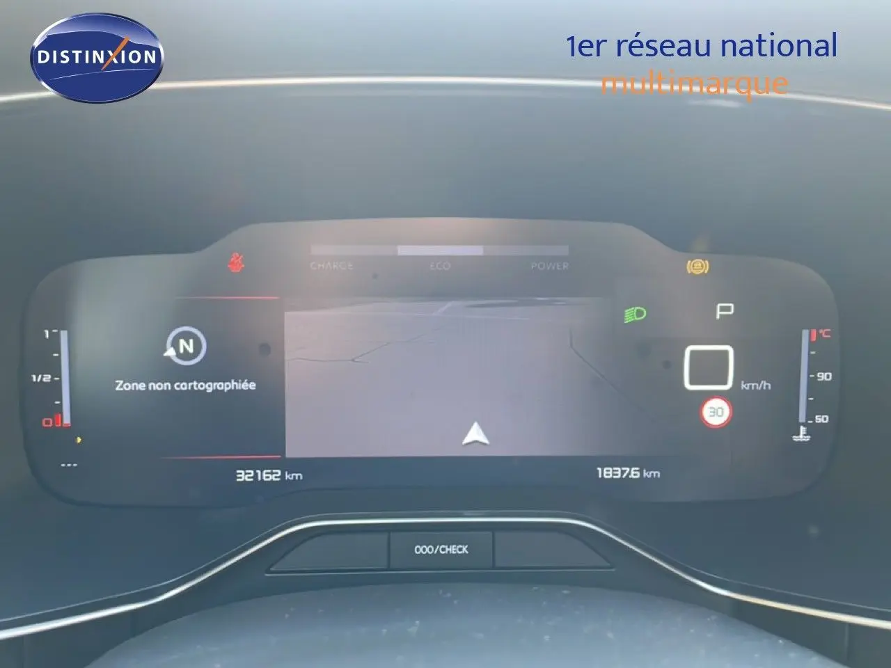 Vue rapprochée du tableau de bord numérique du Citroën C5 Aircross bleu Eclipse Metal affichant la navigation et les indicateurs.