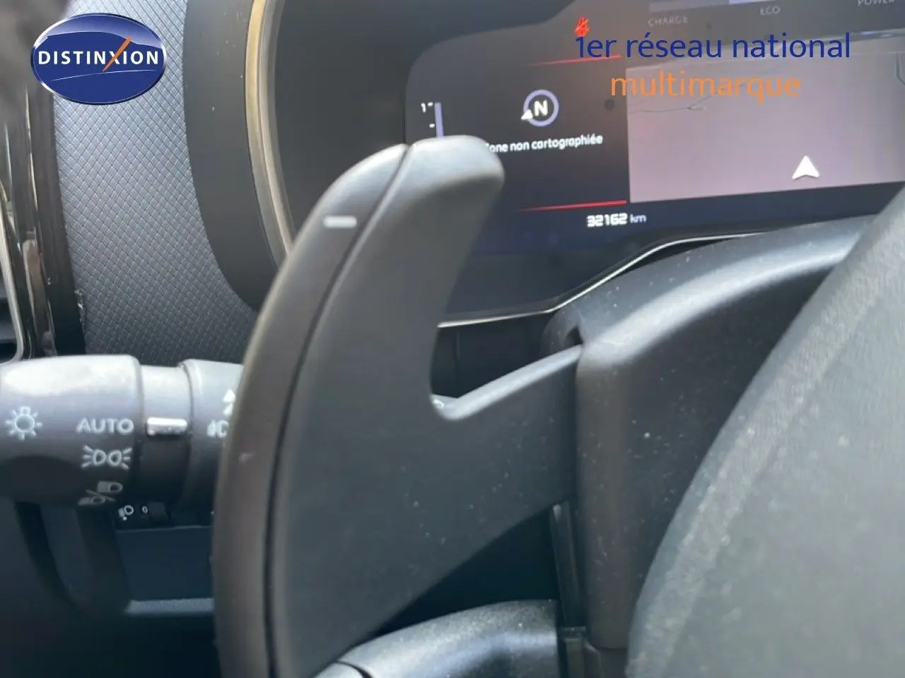 Gros plan sur la palette de changement de vitesse du volant du Citroën C5 Aircross 2025, intérieur noir.