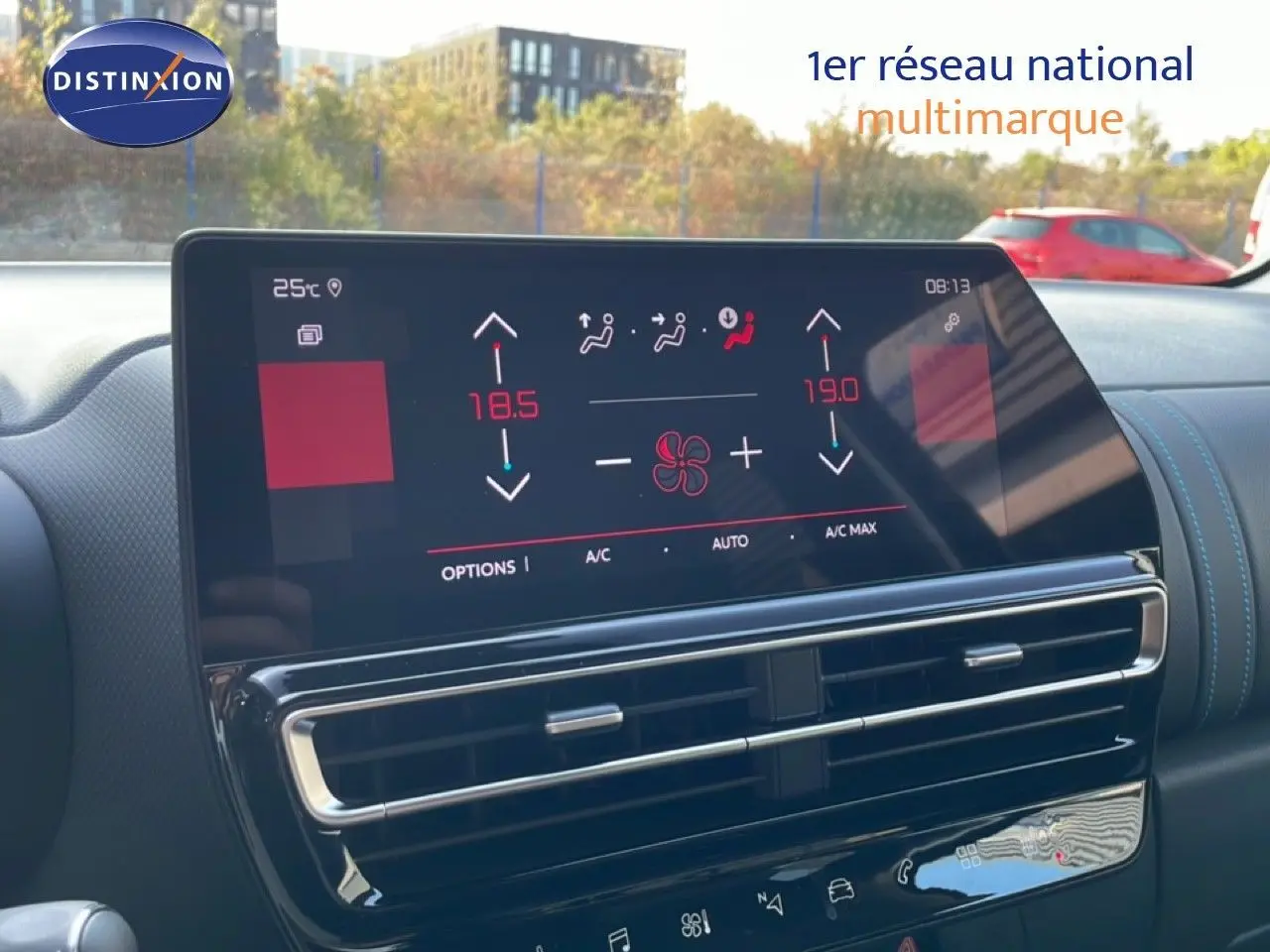 Vue intérieure du tableau de bord du Citroën C5 Aircross 2025, écran tactile affichant la climatisation digitale.