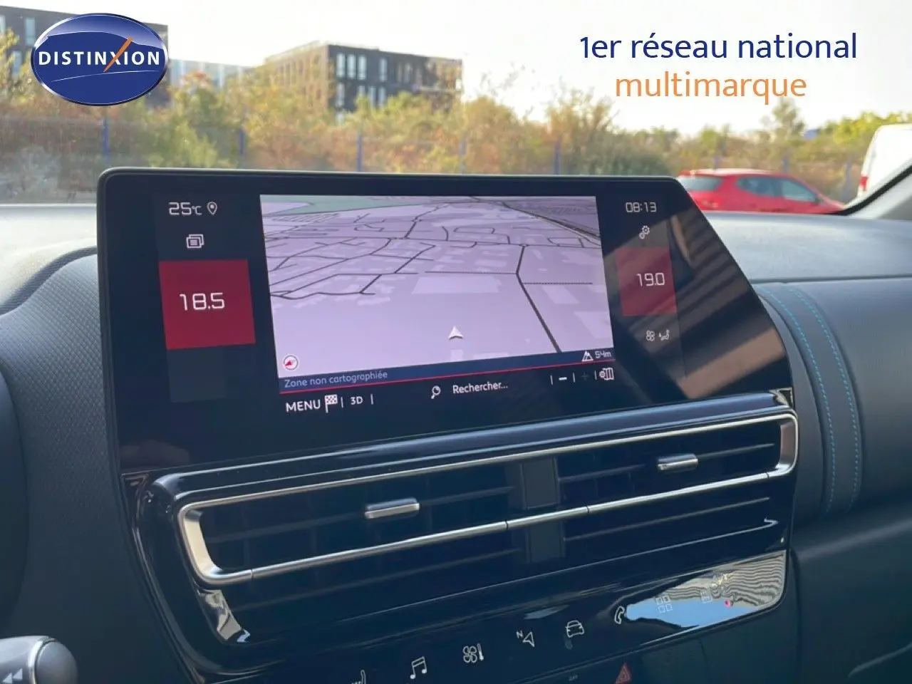 Vue rapprochée de l’écran tactile central et des aérateurs du tableau de bord du Citroën C5 Aircross 2025 bleu Eclipse Metal.