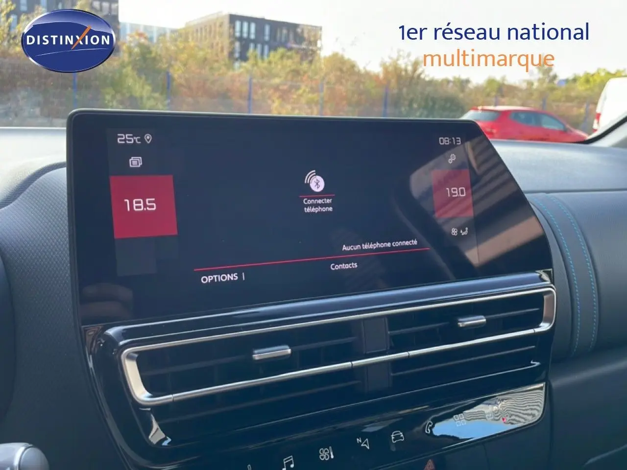 Écran tactile central du tableau de bord du Citroën C5 Aircross 2025, affichant la température et la connexion Bluetooth.