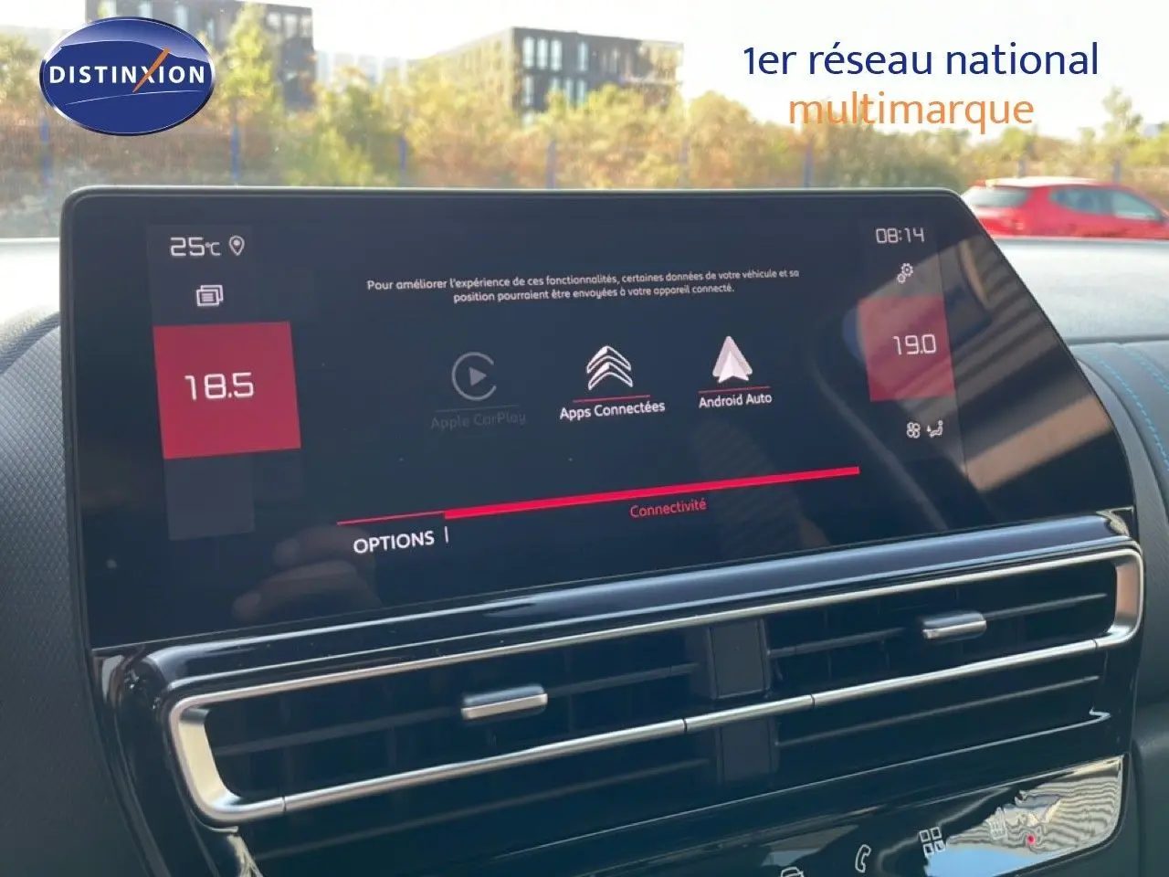 Écran tactile central du Citroën C5 Aircross bleu Eclipse Metal 2025, affichant les options de connectivité.