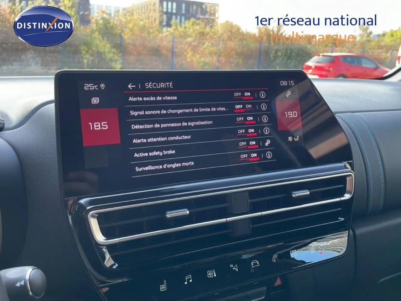 Vue intérieure du tableau de bord du Citroën C5 Aircross bleu Eclipse Metal, avec écran tactile affichant les options de sécurité.