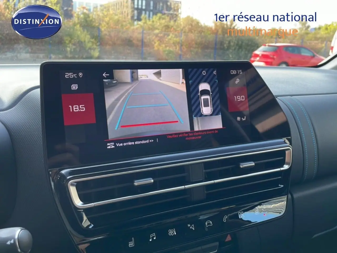 Vue intérieure du tableau de bord du Citroën C5 Aircross 2025, écran tactile affichant la caméra de recul et la température.