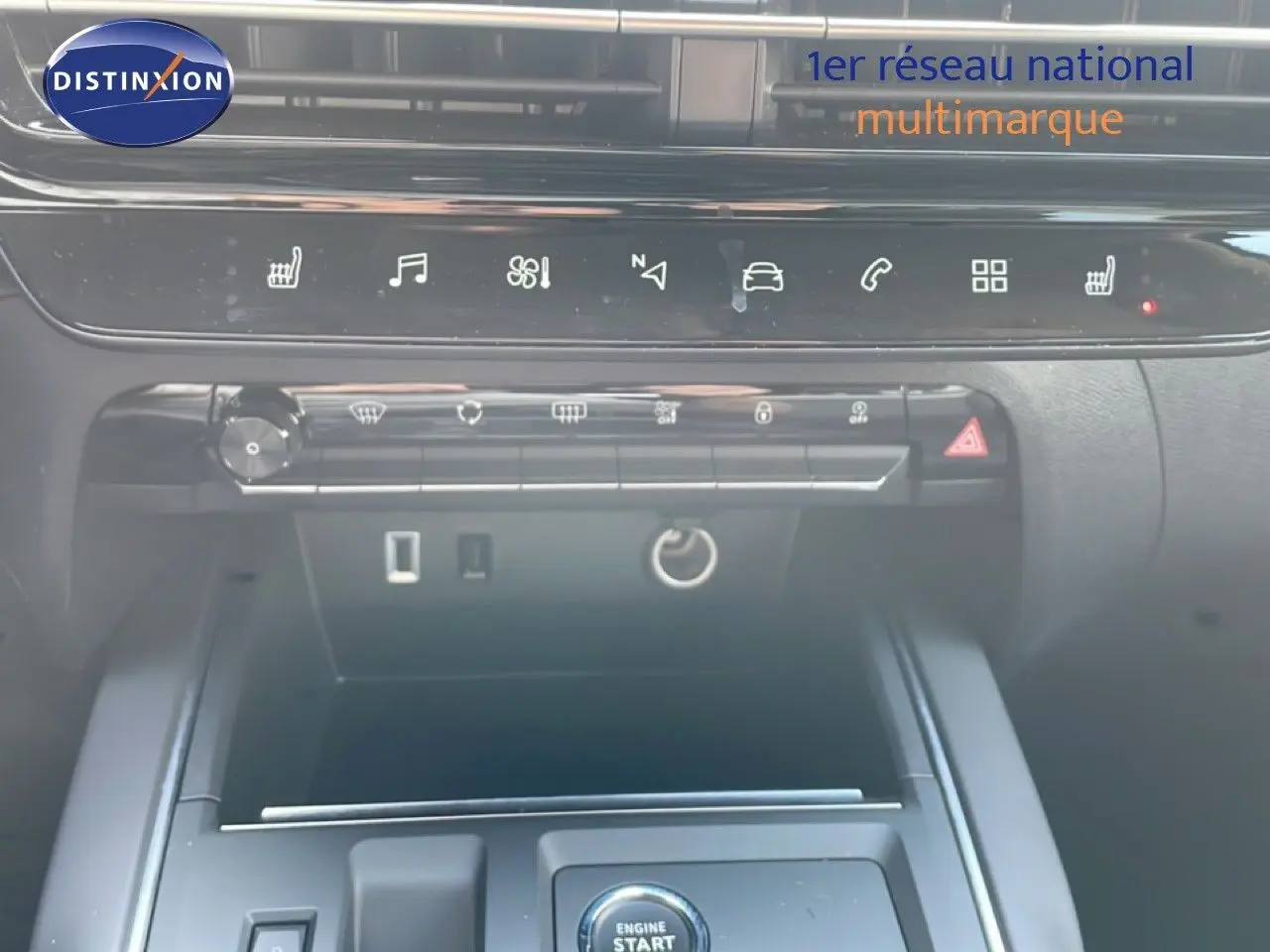 Vue rapprochée du tableau de bord et console centrale du Citroën C5 Aircross 2025, boutons tactiles et démarrage moteur.
