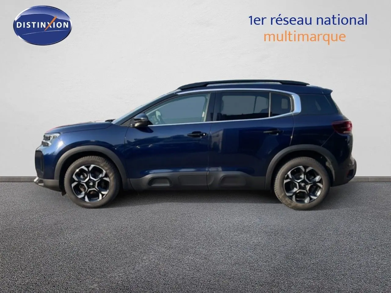 Profil côté gauche du Citroën C5 Aircross 2025 bleu Eclipse Metal avec jantes alliage et barres de toit noires.