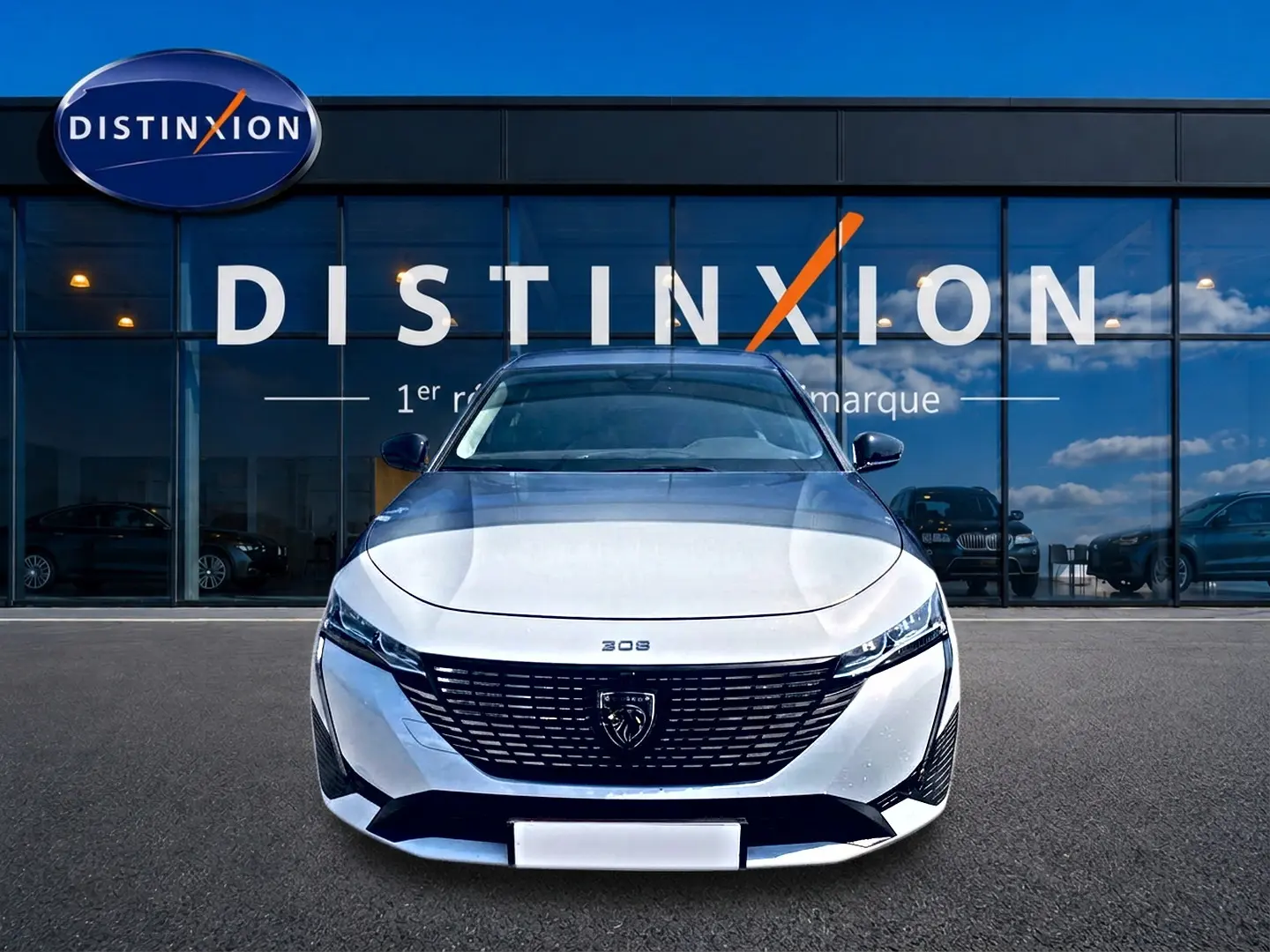 Vue frontale d'une Peugeot 308 SW blanche 2025 avec calandre noire et logo lion distinctif.