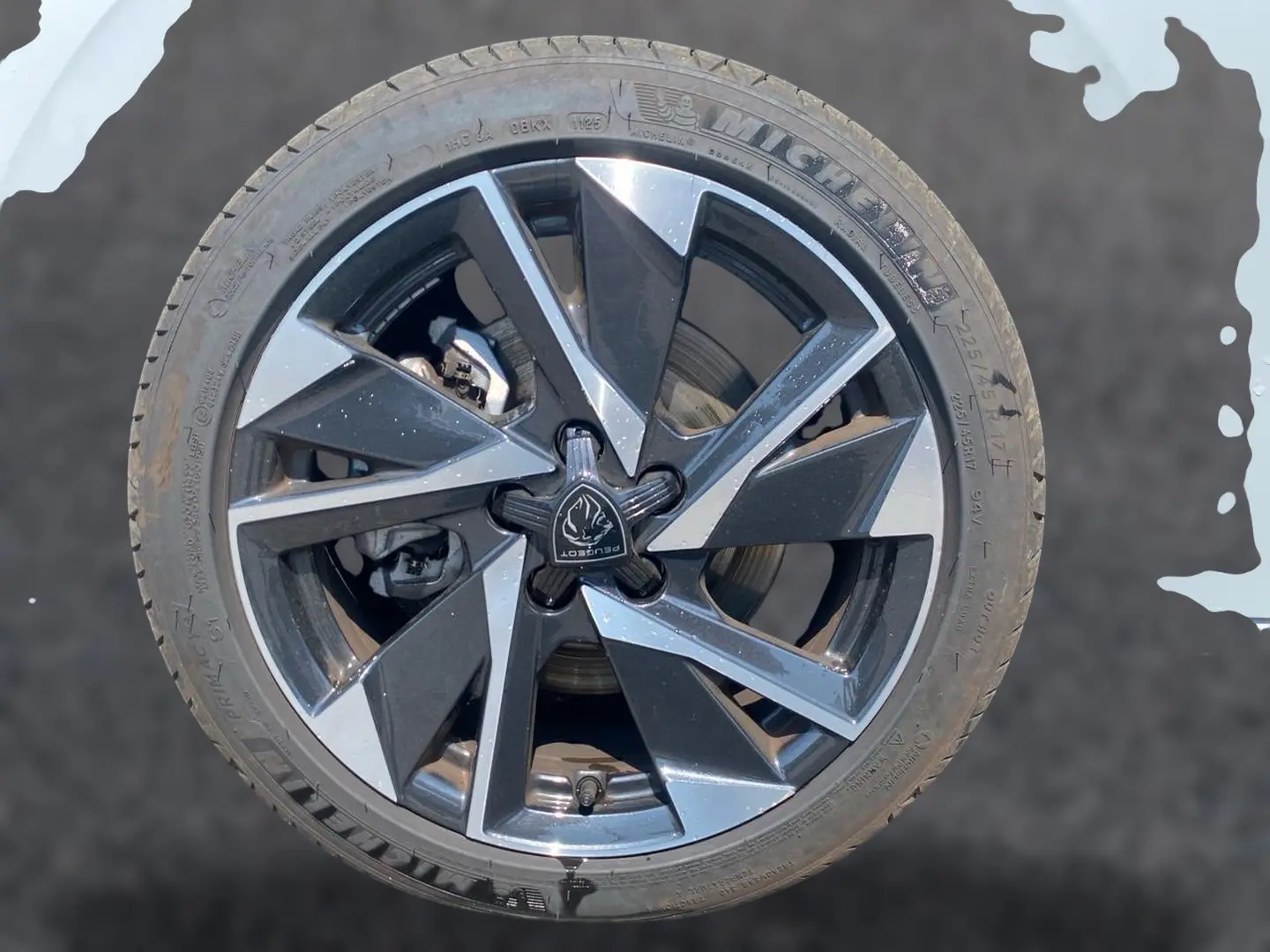 Gros plan sur la jante alu noire et argentée du Peugeot 308 SW 2025 avec logo central distinctif.