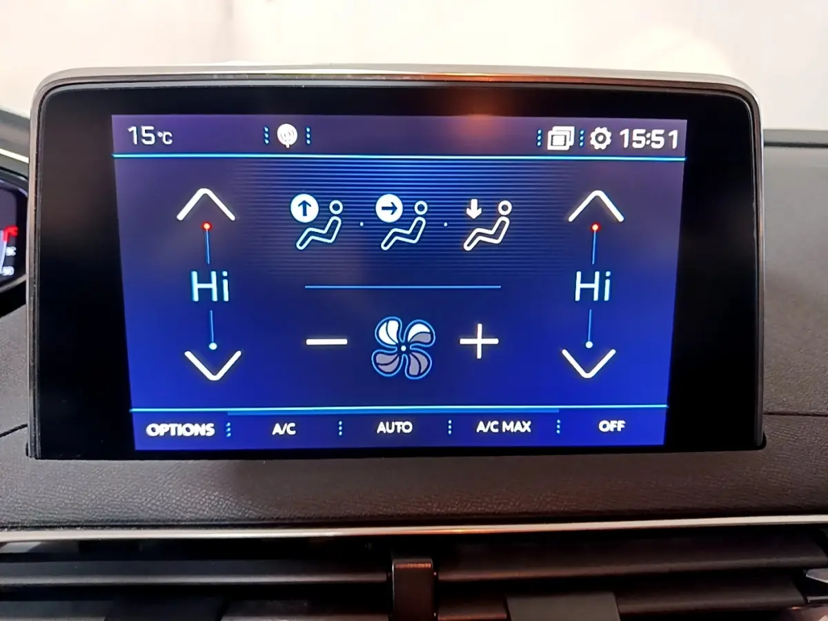 Écran tactile central du tableau de bord du Peugeot 5008 gris clair, affichant la climatisation réglée sur "Hi".