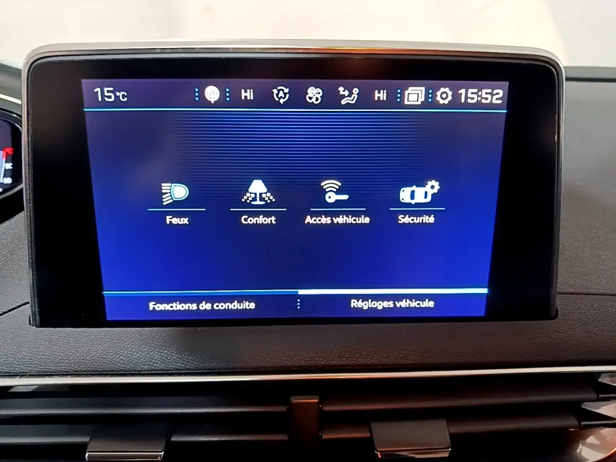 Écran tactile central du tableau de bord du Peugeot 5008 2020 affichant les réglages Feux, Confort, Accès véhicule et Sécurité.