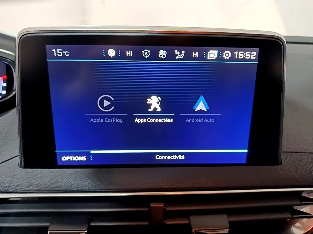 Écran tactile central affichant les options Apple CarPlay et Android Auto dans un Peugeot 5008 gris clair, vue intérieure frontale.