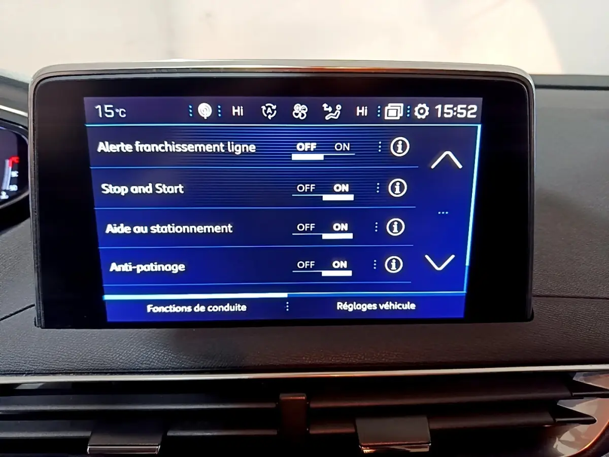 Écran tactile central affichant les réglages de conduite du Peugeot 5008 2020, intérieur noir.