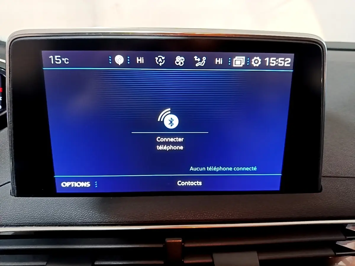Écran tactile central du tableau de bord du Peugeot 5008 2020 affichant la connexion Bluetooth, intérieur noir.