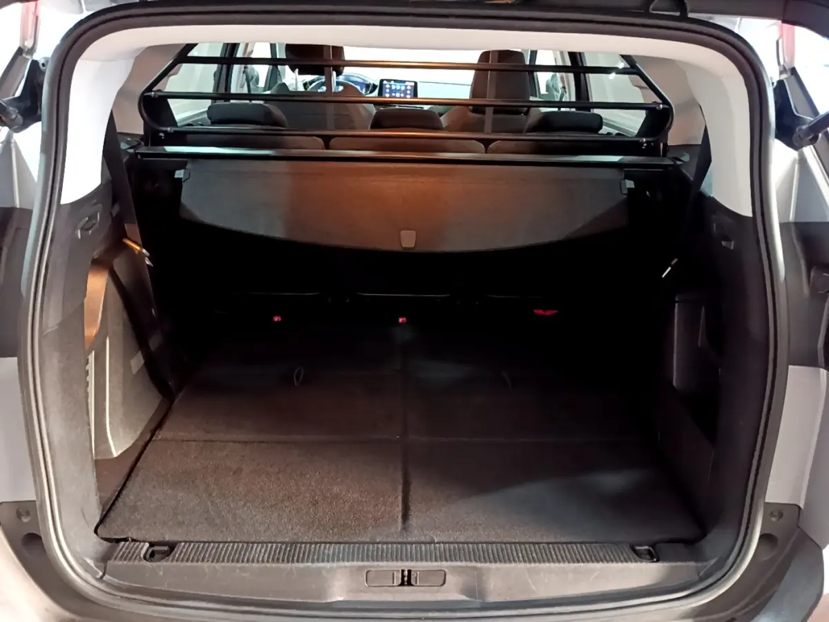 Vue arrière du coffre spacieux gris clair du Peugeot 5008 2020 avec plancher plat et séparation grillagée.