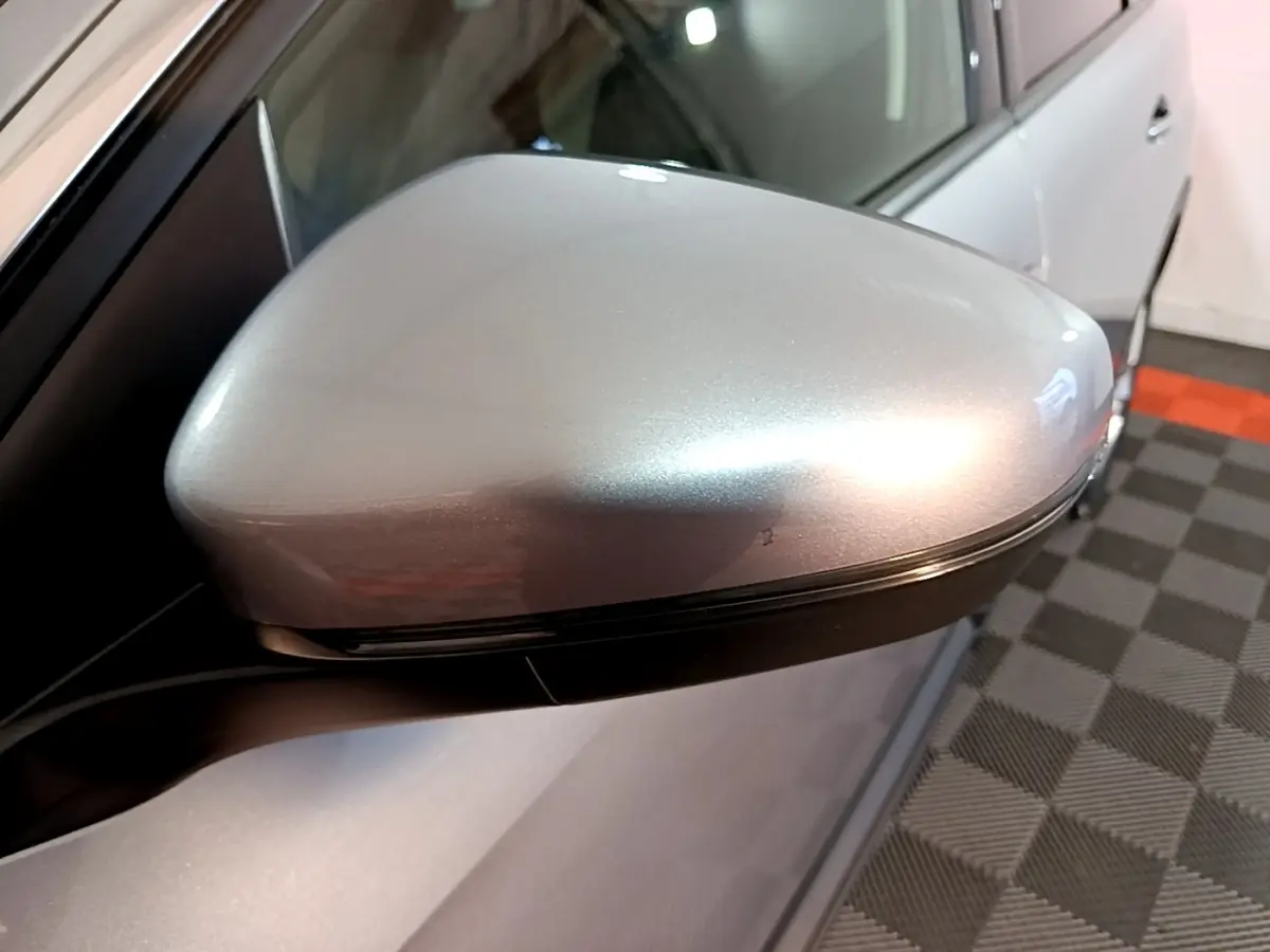 Rétroviseur côté gauche gris clair du Peugeot 5008 2020, vue rapprochée avec carrosserie et porte partiellement visibles.