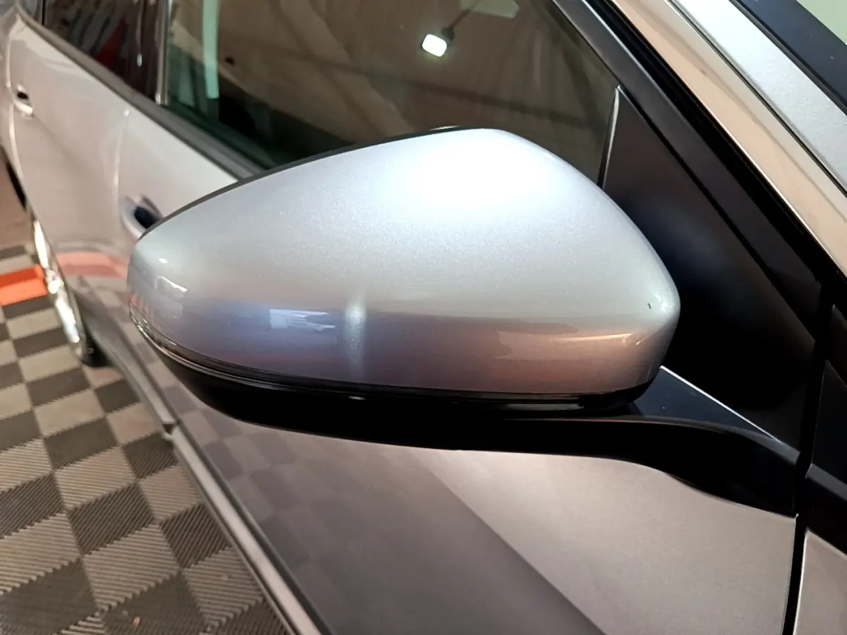 Rétroviseur côté gauche gris clair du Peugeot 5008 2020, avec clignotant intégré, vue rapprochée en intérieur.
