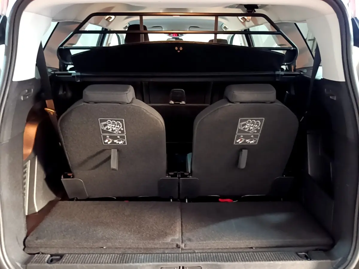 Vue arrière du coffre du Peugeot 5008 gris clair 2020 avec la troisième rangée de sièges individuels relevée.