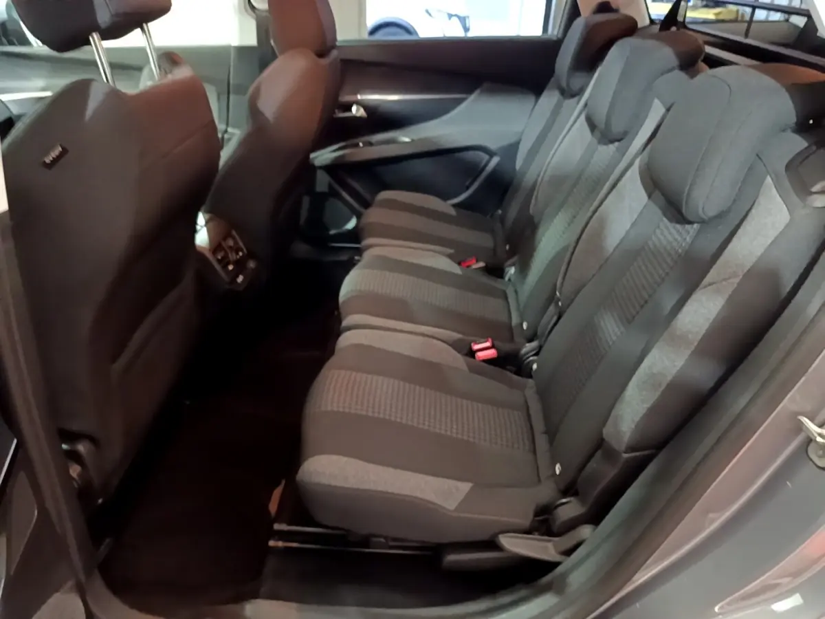 Vue côté droit sur la deuxième rangée de sièges gris foncé du Peugeot 5008 2020, avec porte ouverte.