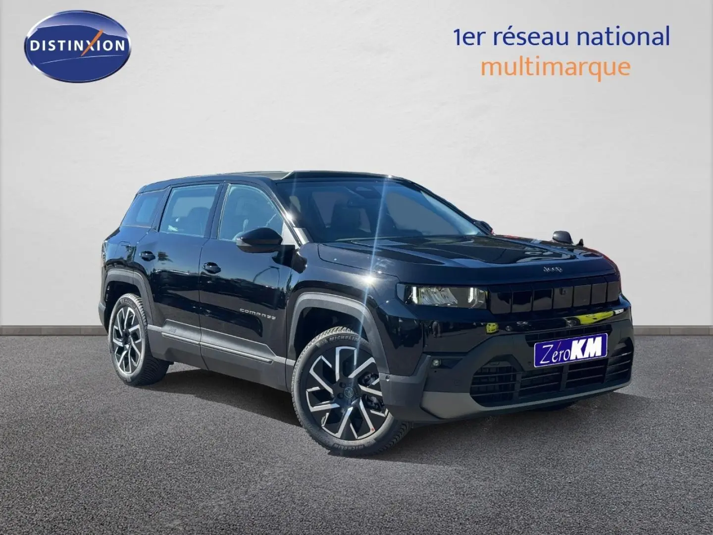Jeep Compass Vulcano vue 3/4 avant droit, carrosserie noire brillante avec jantes alliage distinctives.