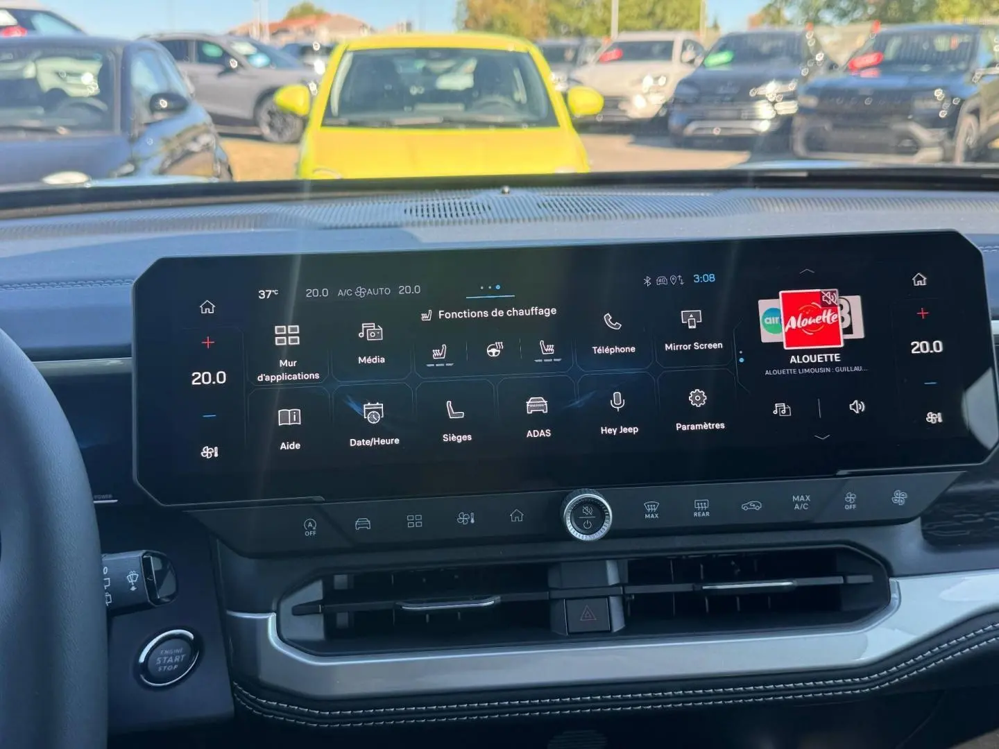 Vue intérieure du tableau de bord du Jeep Compass 2026 avec écran tactile large et commandes de climatisation digitales.