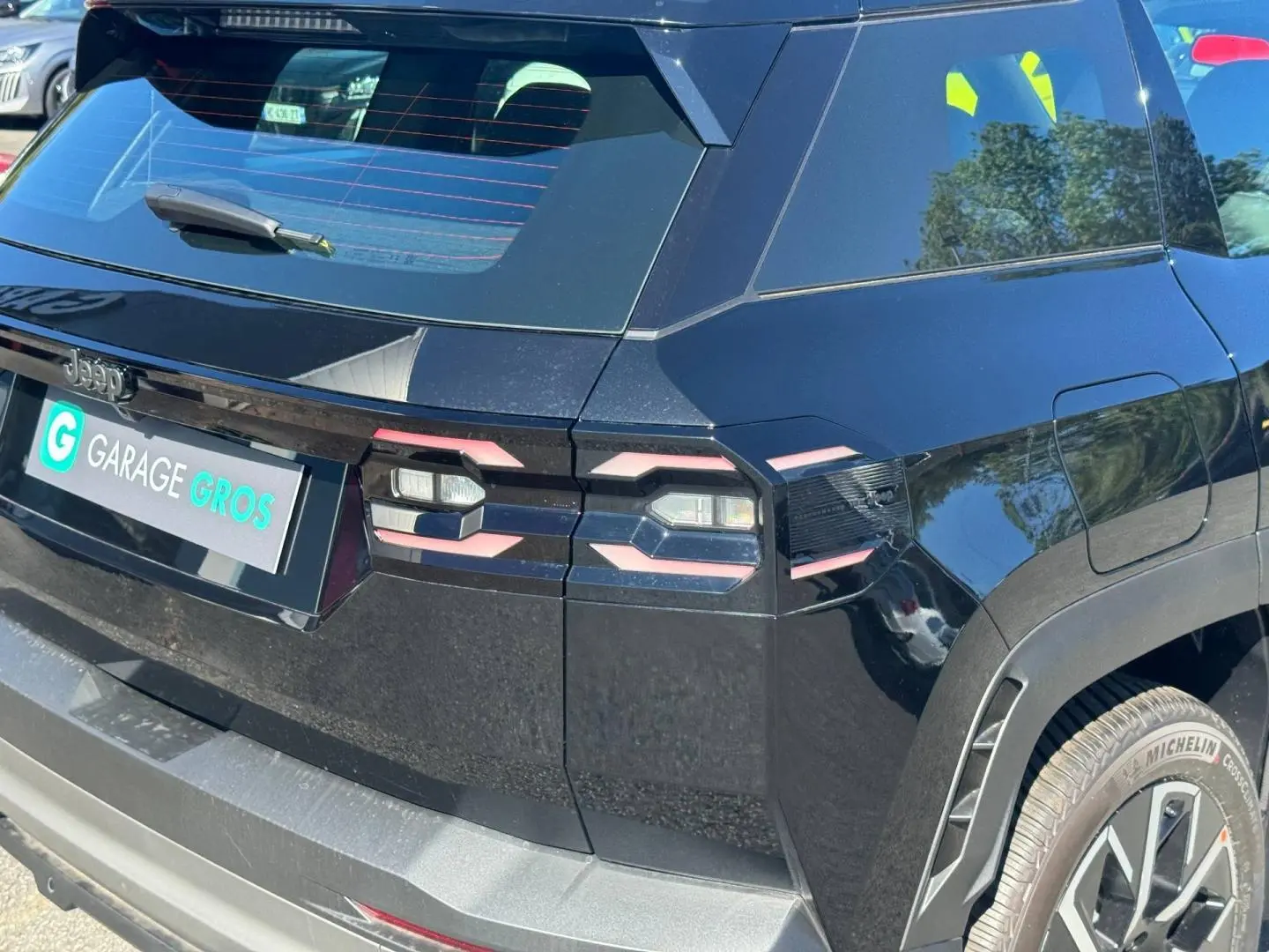 Vue 3/4 arrière droite du Jeep Compass 2026 Vulcano avec feux arrière LED et jantes aluminium distinctives.