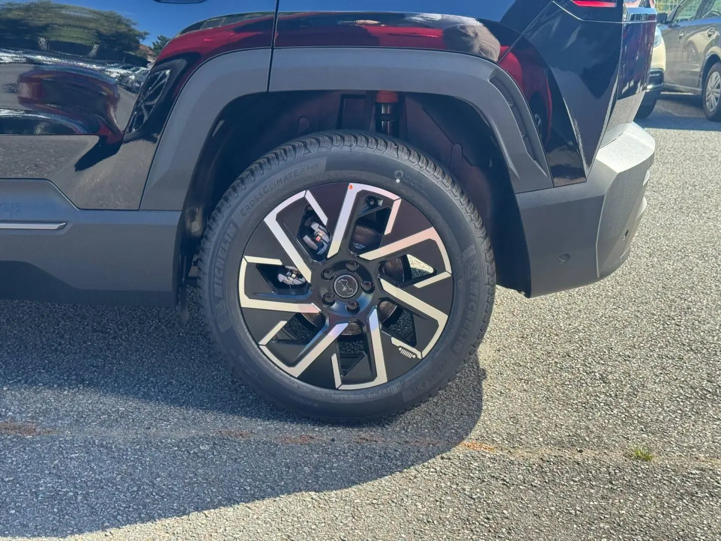 Gros plan sur la roue arrière droite du Jeep Compass Vulcano 2026, jante alu noire et argent avec logo Jeep central.