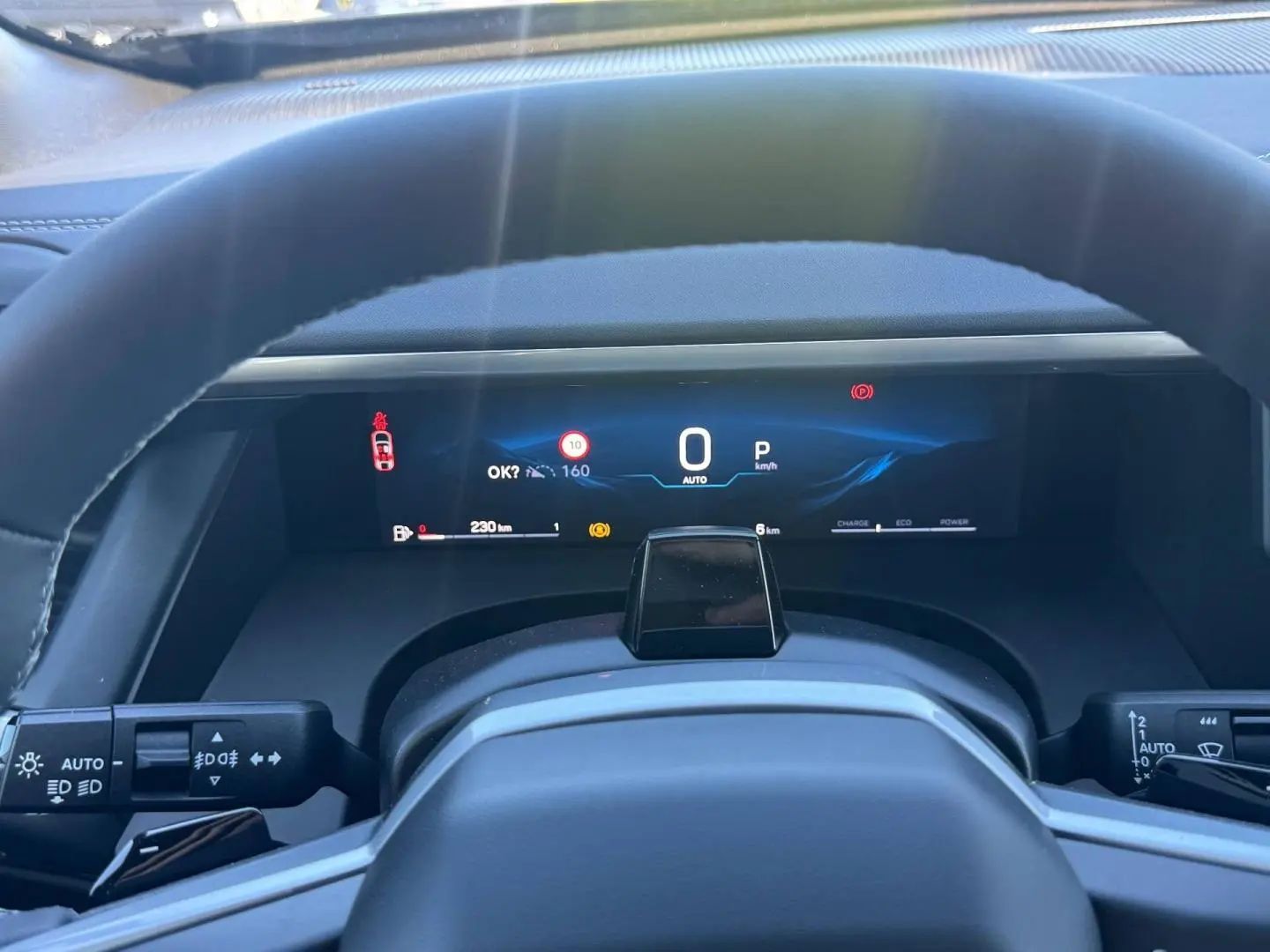 Vue intérieure du tableau de bord et volant du Jeep Compass 2026, affichage numérique moderne et commandes au volant visibles.