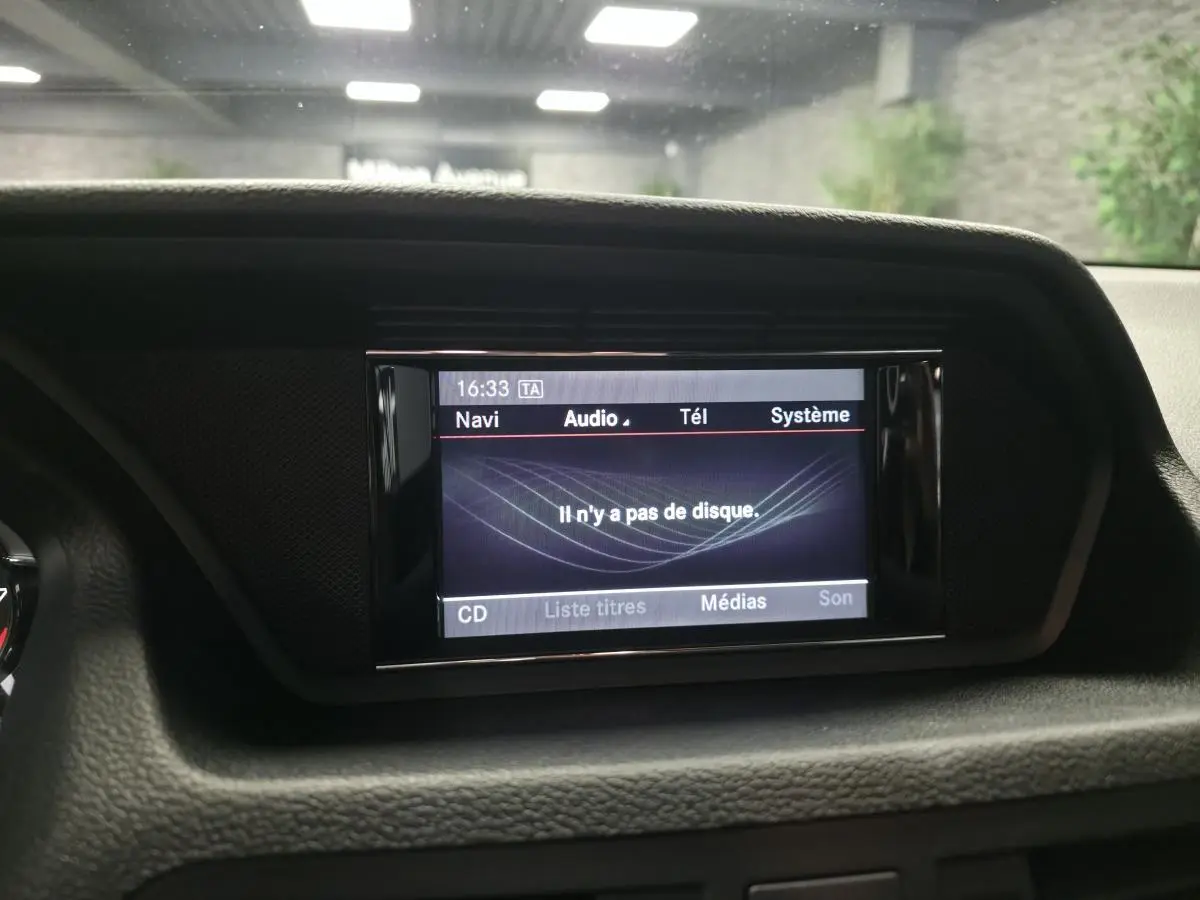 Écran de navigation et audio du tableau de bord d'une Mercedes Classe E Coupé gris de 2012