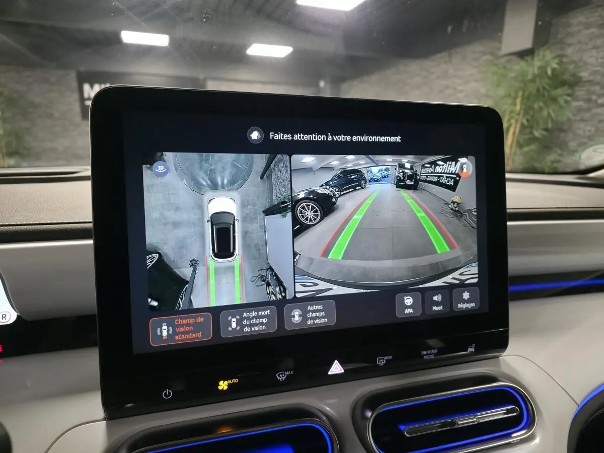 Écran tactile intérieur du Smart #1 blanc 2024 montrant la caméra panoramique 360° en vue arrière et dessus.