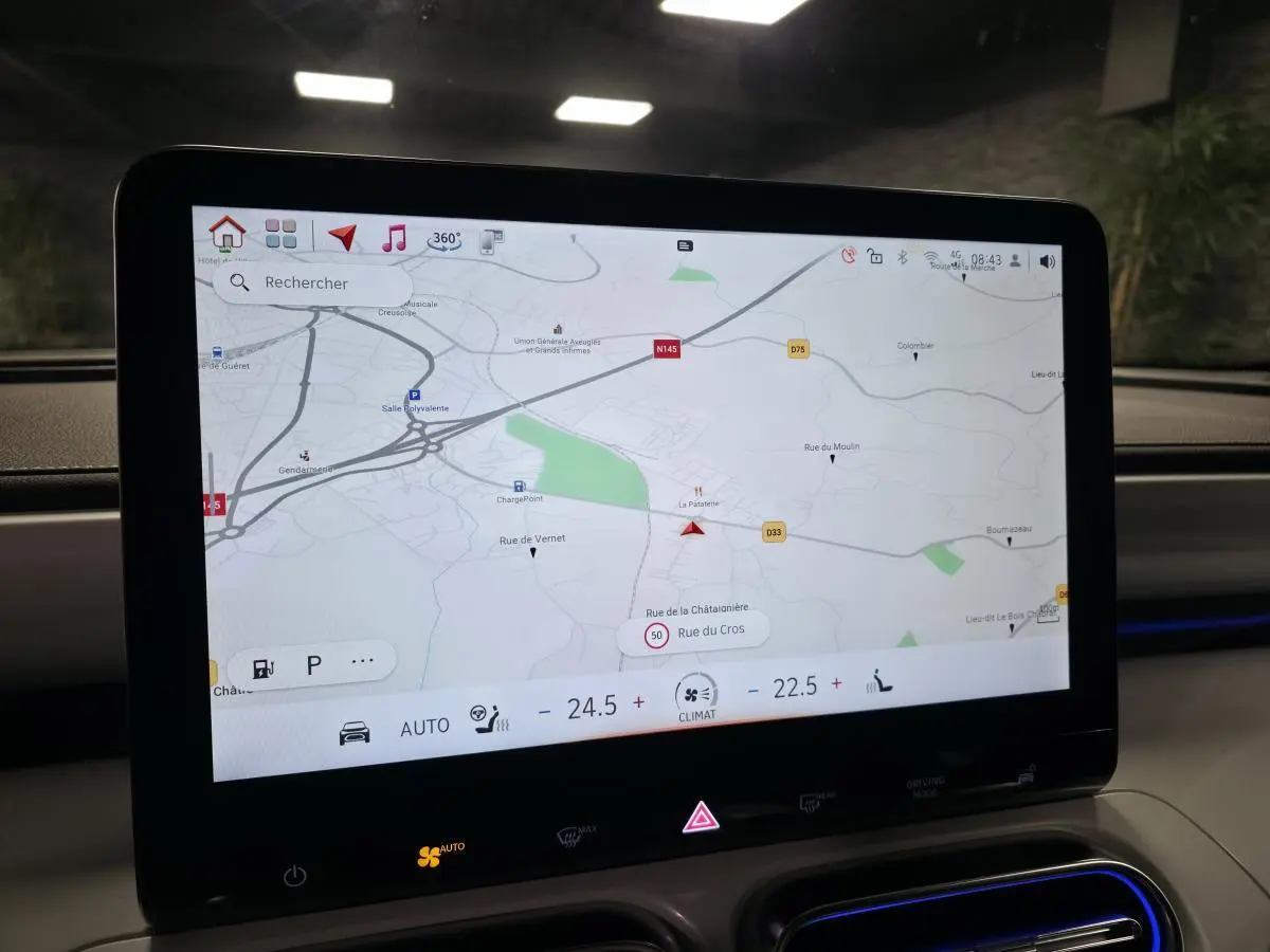 Écran tactile du système de navigation et climatisation dans le tableau de bord d'une Smart #1 blanche 2024.