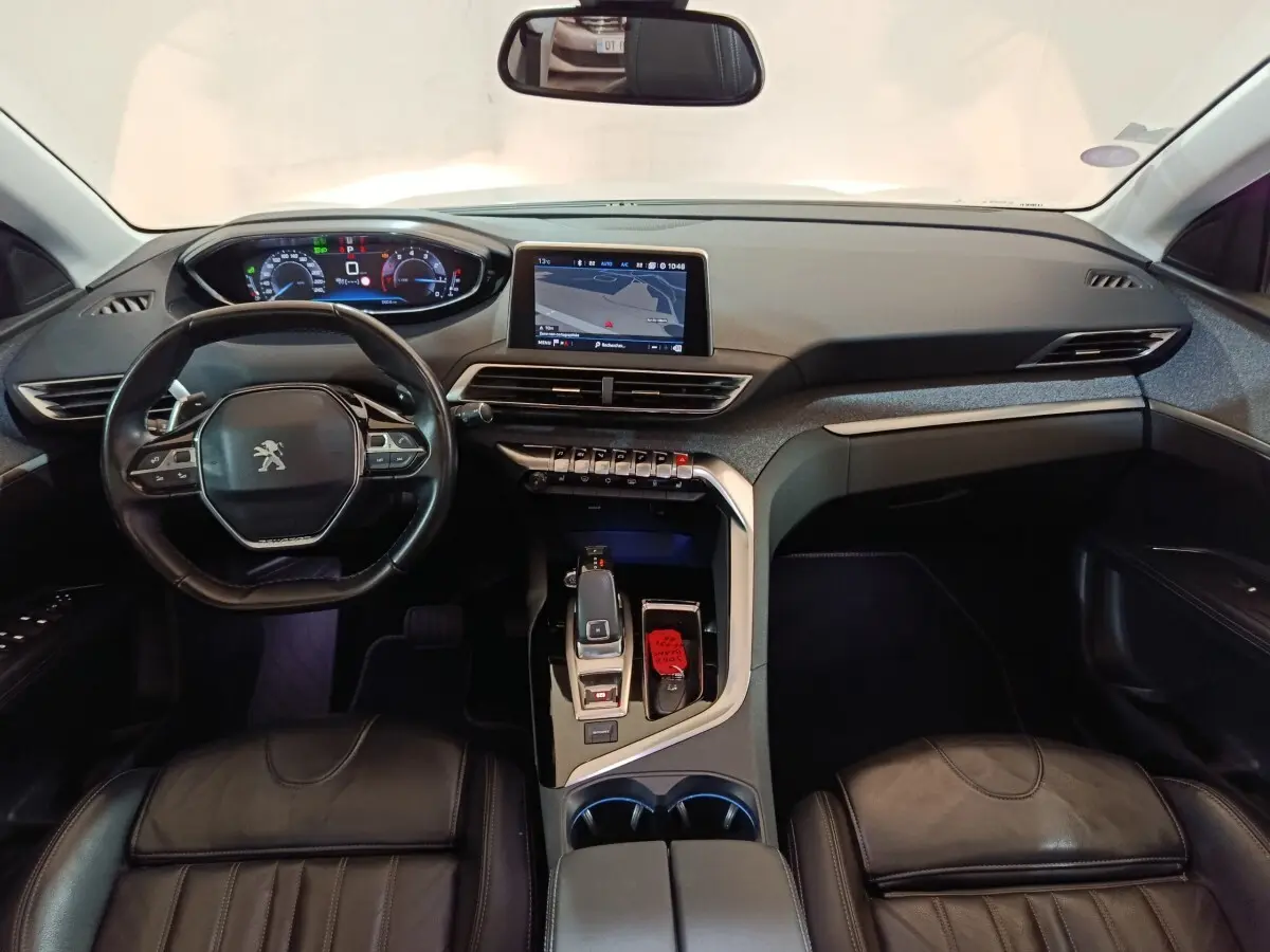 Vue intérieure avant du Peugeot 3008 blanc de 2019, avec tableau de bord numérique et écran tactile central.
