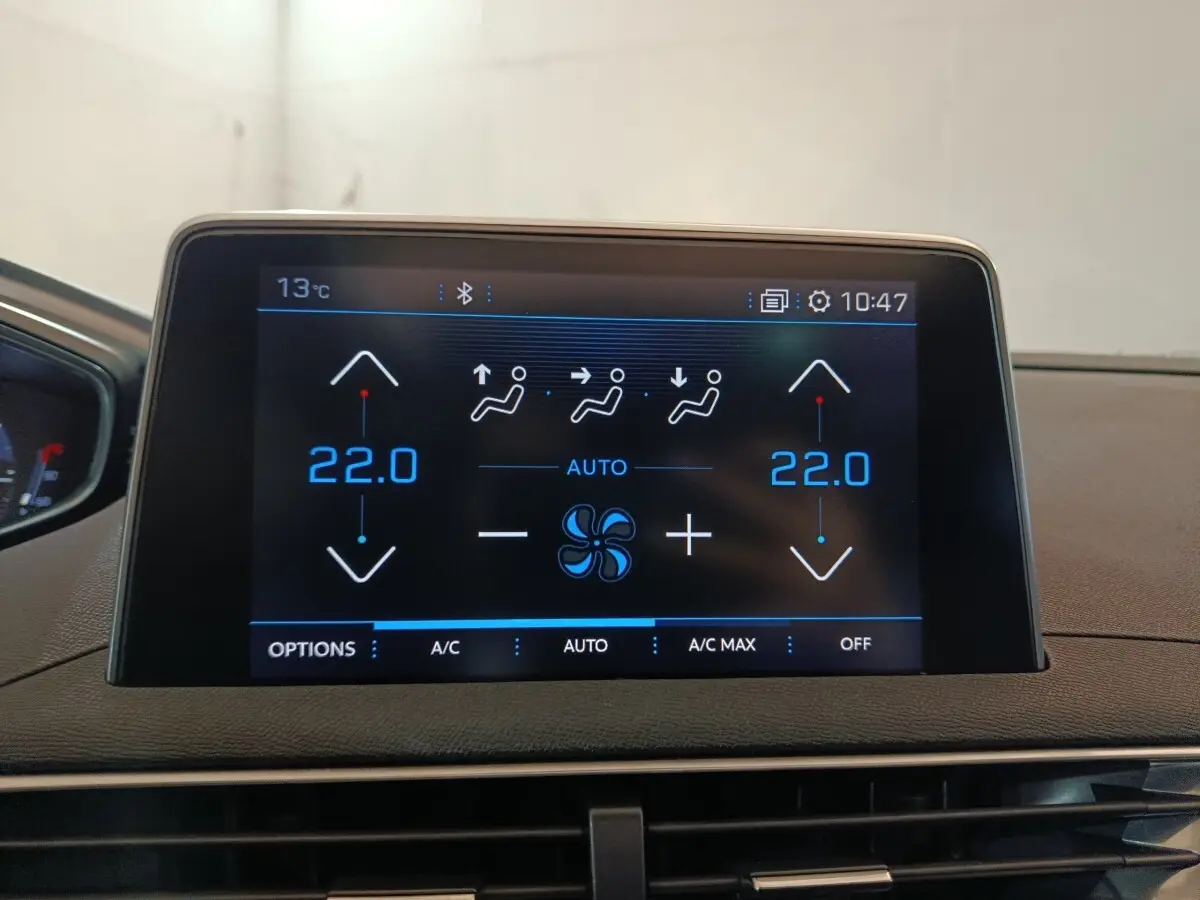 Écran tactile central affichant la climatisation bi-zone à 22°C dans le tableau de bord du Peugeot 3008 blanc.