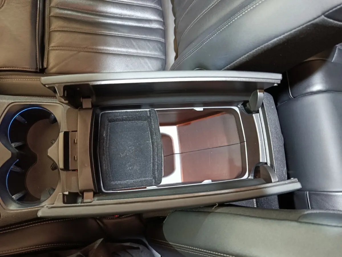 Vue plongeante sur le rangement central ouvert et les sièges en cuir noir du Peugeot 3008 Puretech 130 Allure 2019.