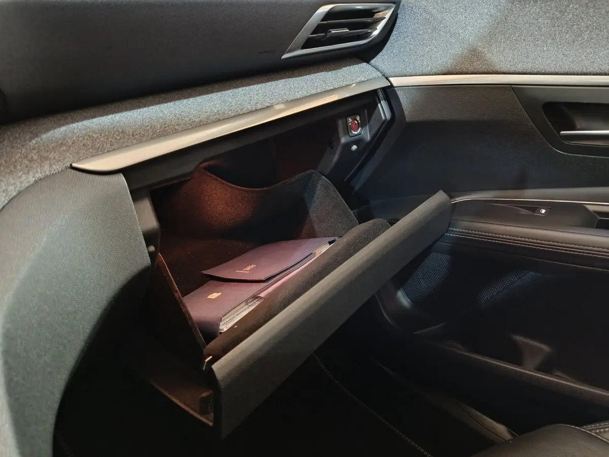 Gant de boîte à gants ouvert côté passager avec documents, intérieur noir et gris du Peugeot 3008 blanc 2019.