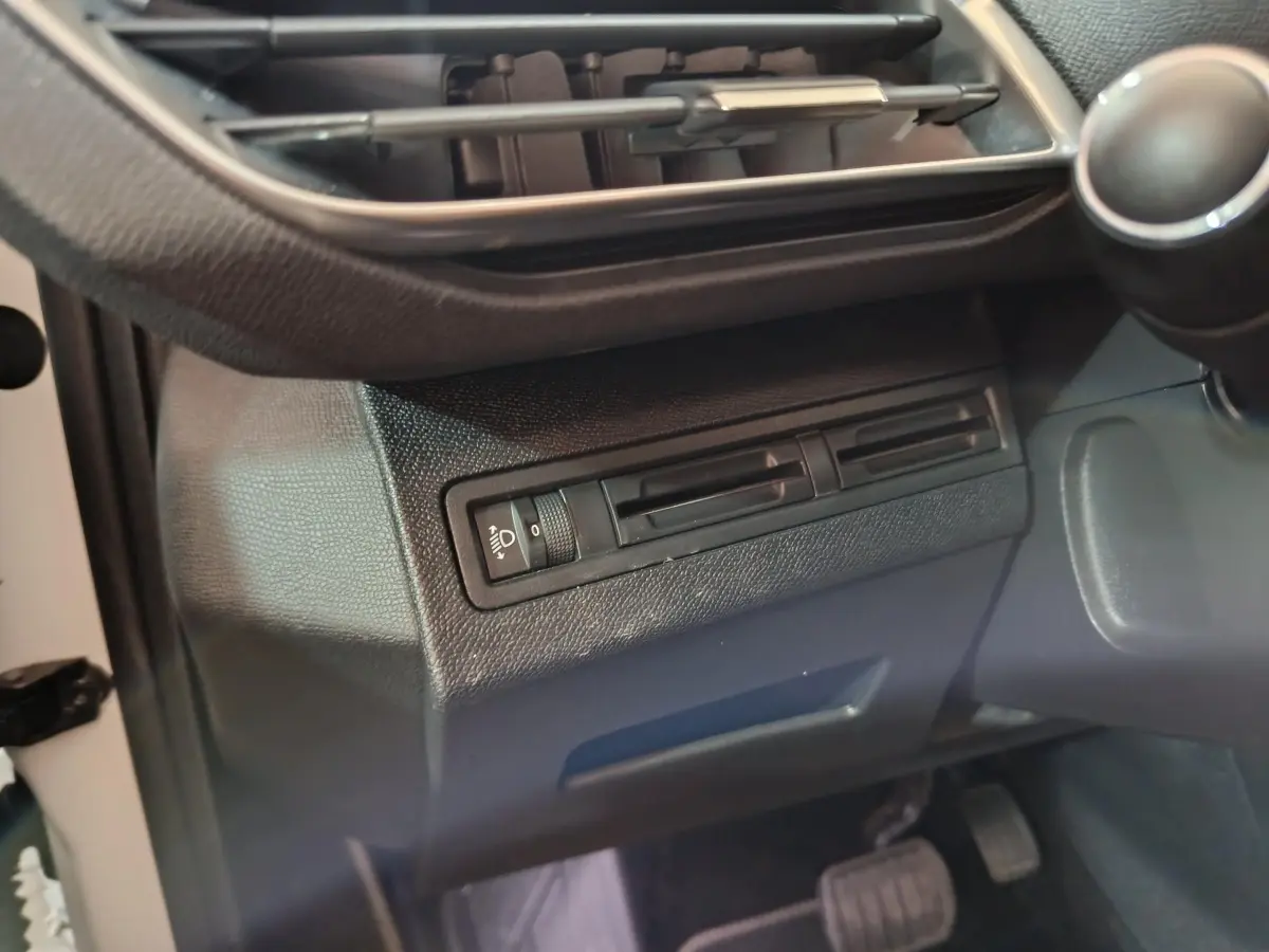Détail de la console côté gauche avec commandes d’éclairage et aérateurs dans un Peugeot 3008 blanc 2019.