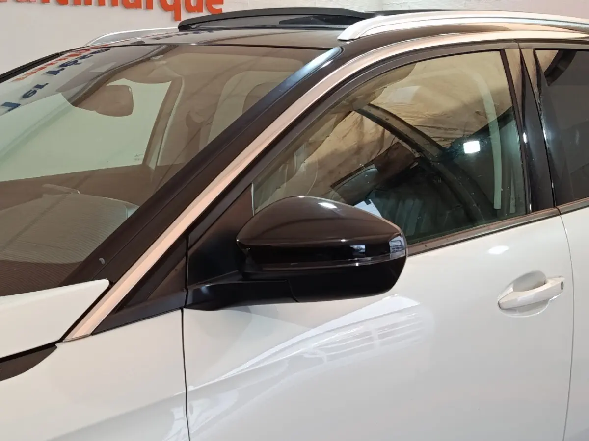 Vue côté gauche rapprochée d’un Peugeot 3008 blanc, mettant en valeur le rétroviseur noir et la poignée de porte.