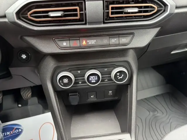 Vue rapprochée de la console centrale de la Dacia Sandero Stepway 2025, avec commandes climatisation et boutons multifonctions.