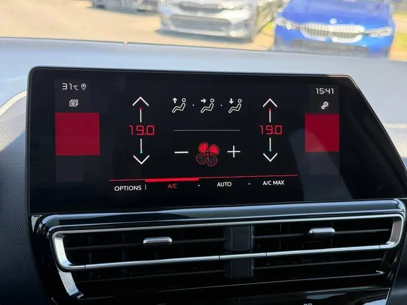 Écran tactile central de la climatisation du Citroën C5 Aircross gris acier, affichant 19°C en mode automatique.