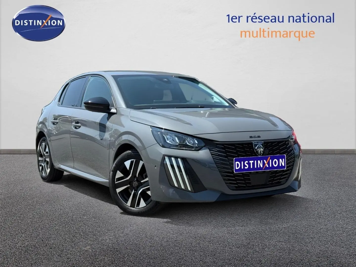 Peugeot 208 gris Artense vue 3/4 avant avec calandre noire et feux LED verticaux distinctifs.