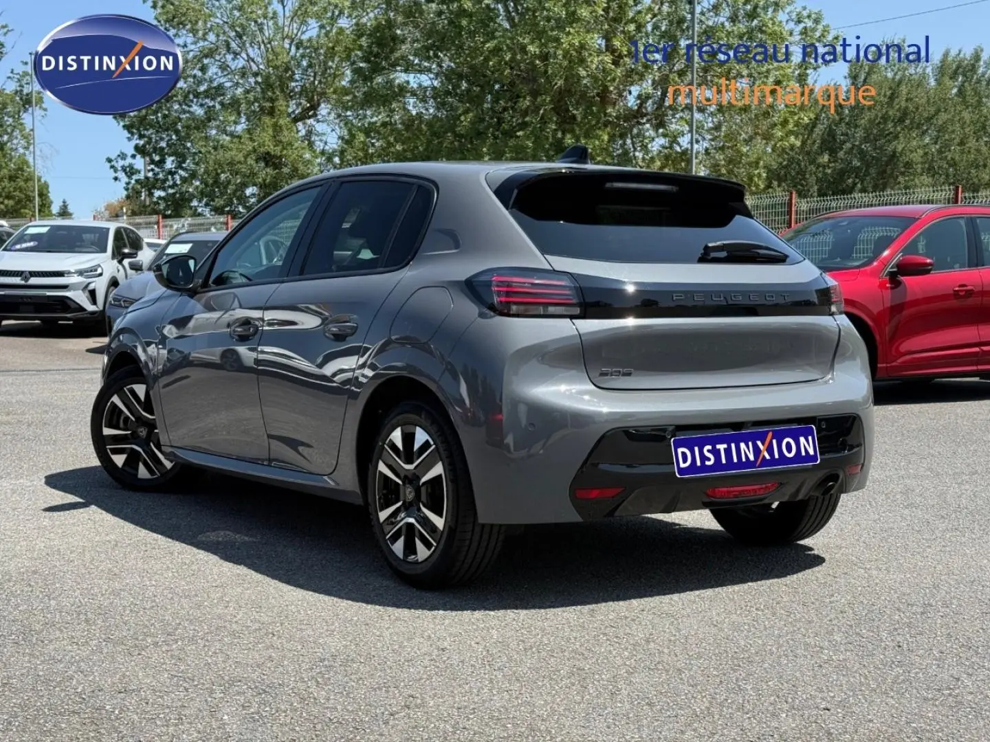 Peugeot 208 gris Artense vue 3/4 arrière droit, avec feux arrière LED et jantes alliage distinctives.