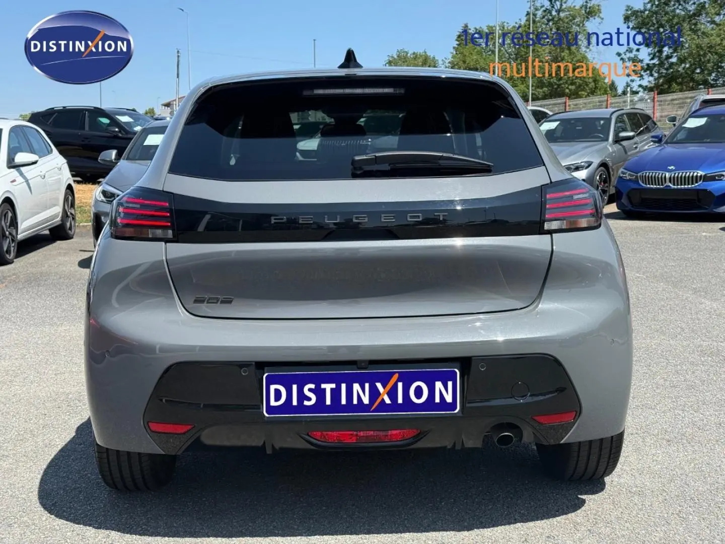 Vue arrière d'une Peugeot 208 1.2 100ch S&S Allure gris Artense avec feux arrière LED et lunette teintée.