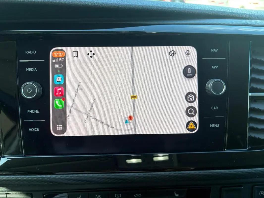 Écran tactile GPS allumé au centre du tableau de bord du Volkswagen Transporter blanc, version Business Life Plus.