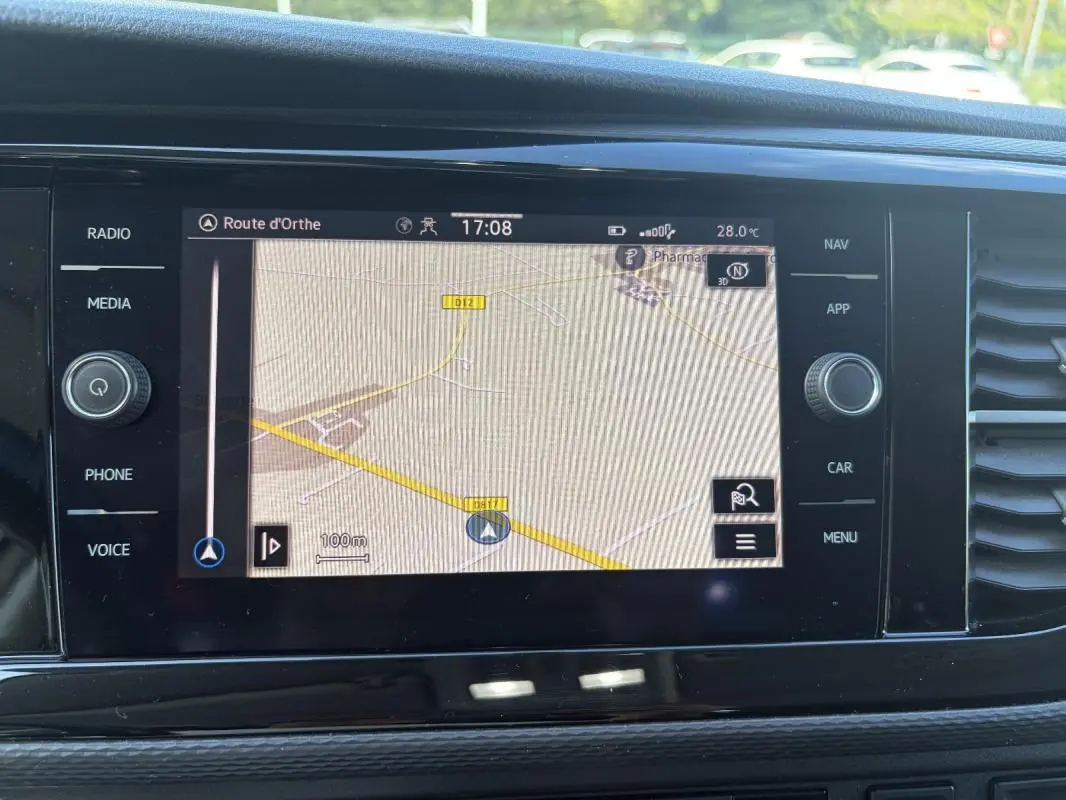Écran tactile GPS du tableau de bord du Volkswagen Transporter blanc, affichant une carte de navigation.