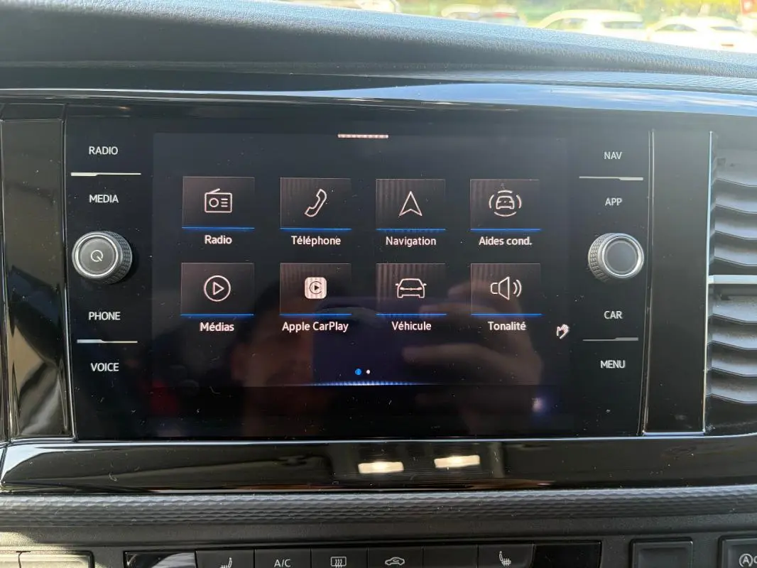Écran tactile central du Volkswagen Transporter 2020 affichant les options radio, téléphone, navigation et Apple CarPlay.