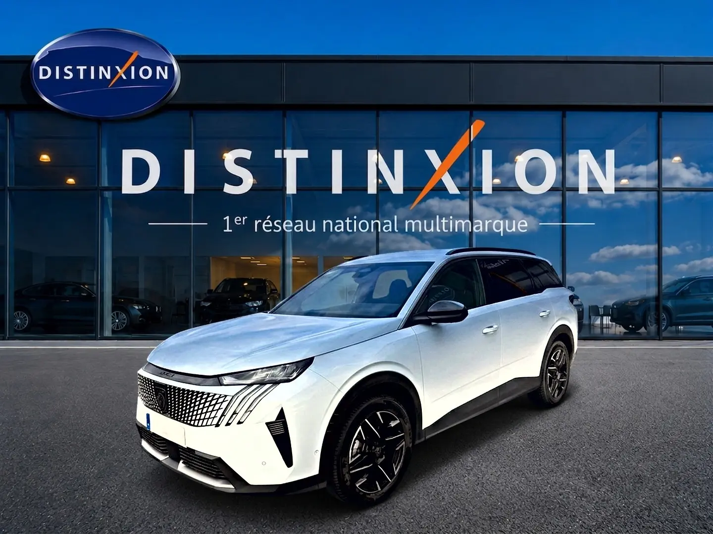 Peugeot 5008 Hybrid 145 allure e-dcs6 blanc, vue 3/4 avant droit, jantes alu noires et toit noir contrasté.