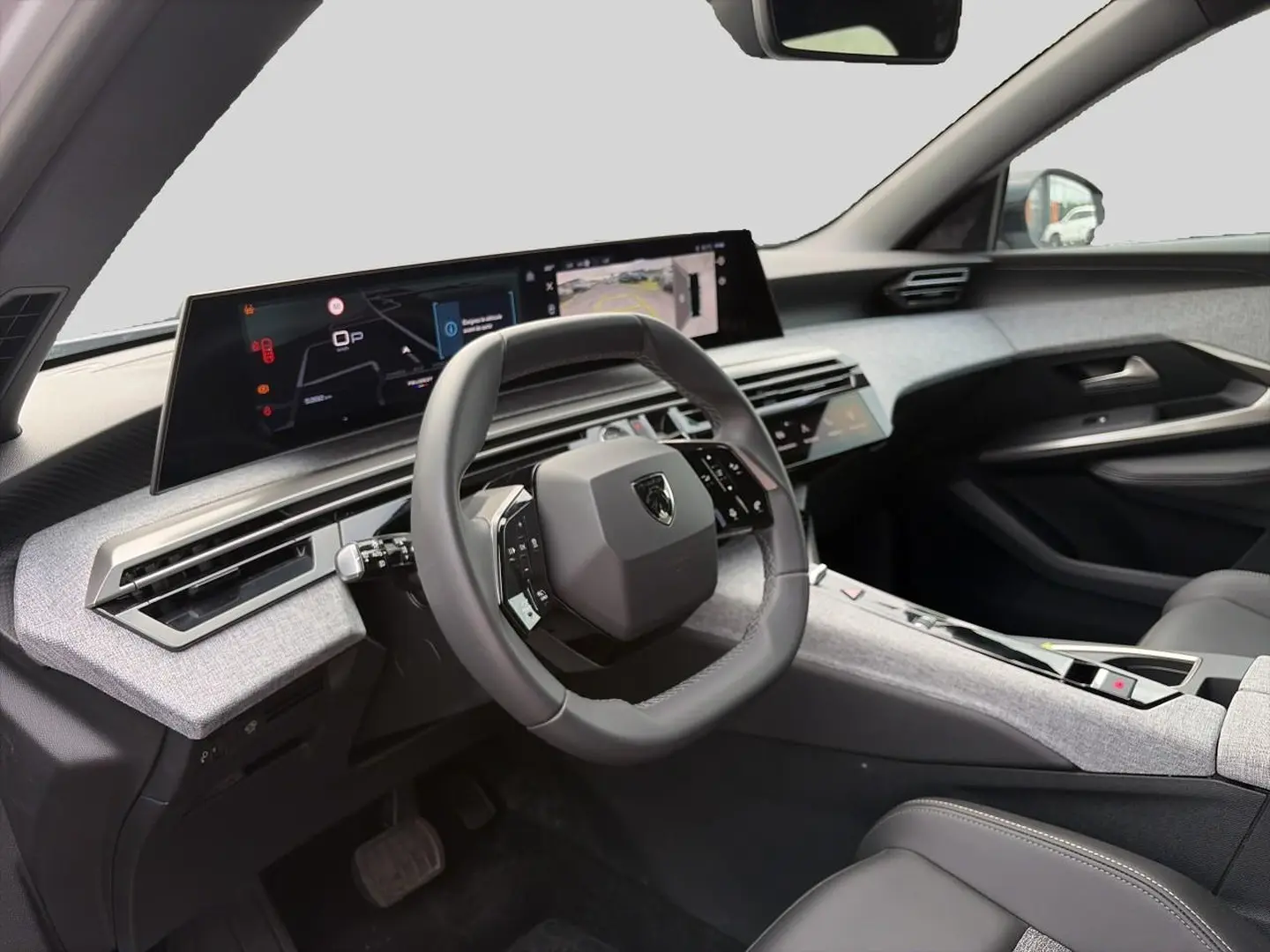 Vue intérieure côté conducteur du Peugeot 5008 Hybrid 145 allure e-dcs6 2025, tableau de bord gris clair et volant cuir noir.