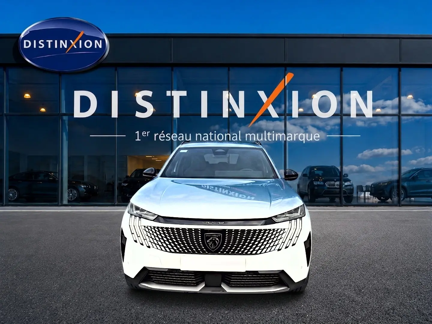 Vue frontale d'un Peugeot 5008 Hybrid 145 allure e-dcs6 blanc, avec calandre distinctive et logo lion visible.