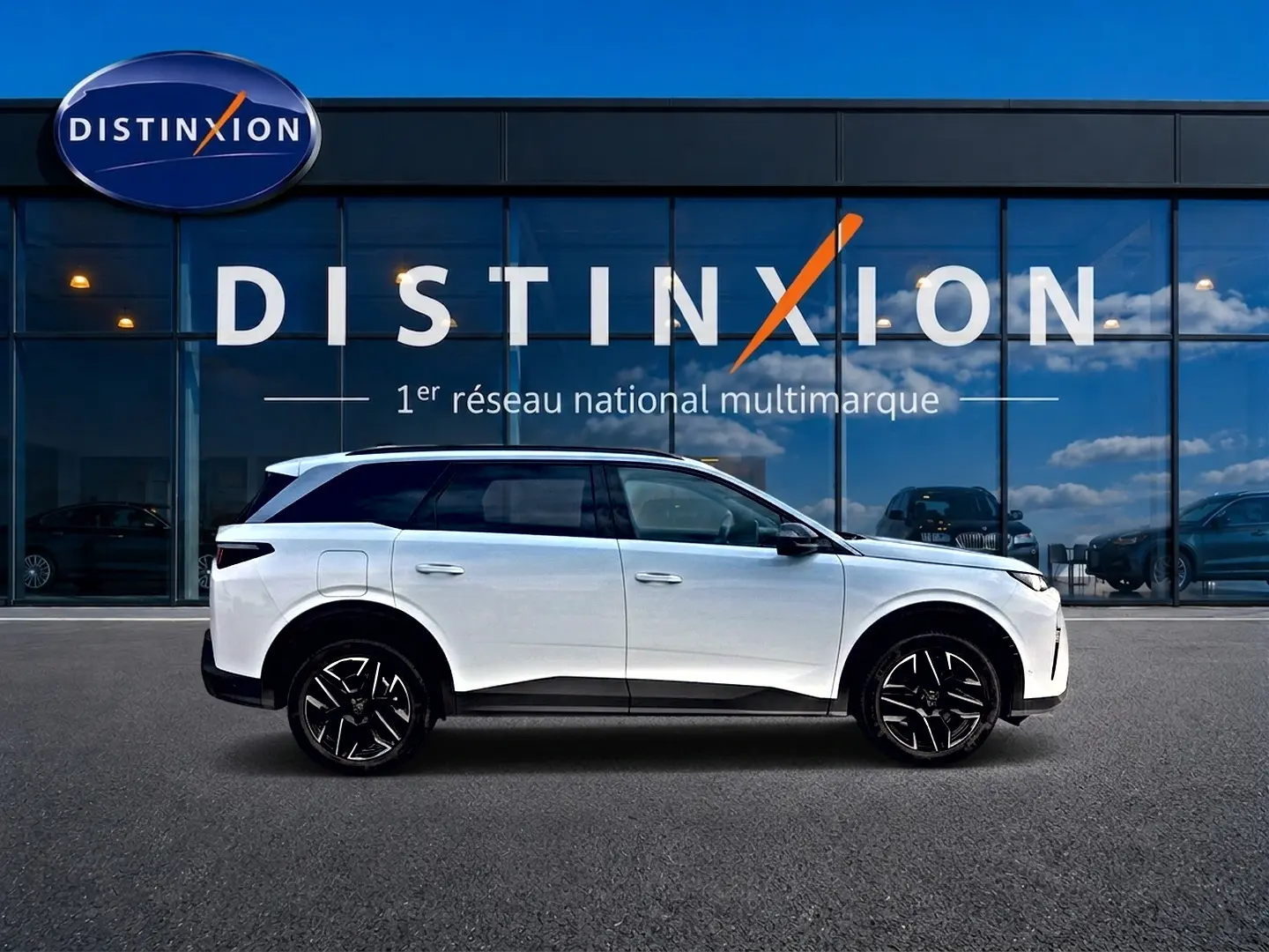 Peugeot 5008 Hybrid blanc en profil droit, avec jantes alliage noires et vitres arrière surteintées.